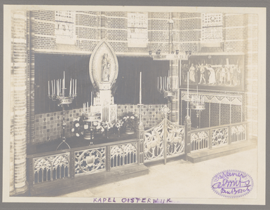 2478 Foto van een kapel met Mariabeeld in de kerk van Oisterwijk. Gestempeld: Camille Esser Atelier voor kerksieraden ...
